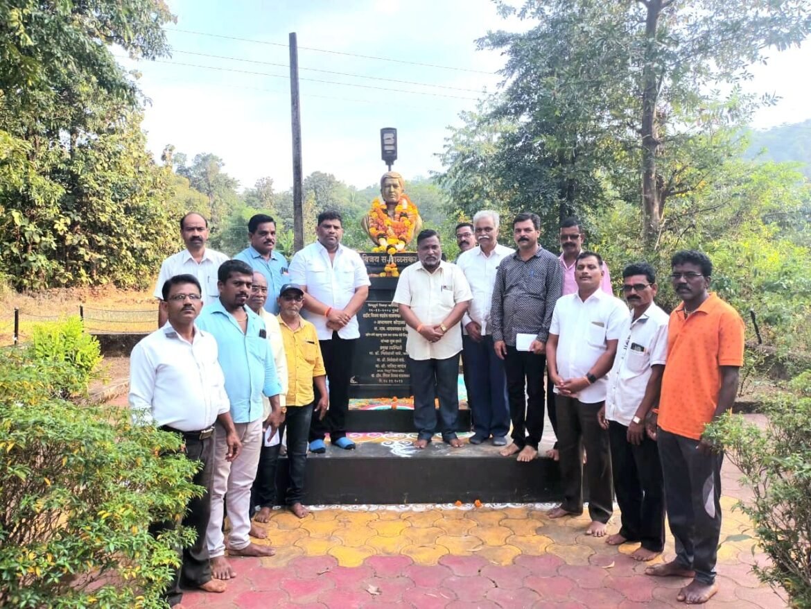 २६/११ हल्ल्यातील शहीद पोलीस अधिकारी विजय साळसकर यांच्या पुतळ्याला आ. वैभव नाईक यांनी केले अभिवादन