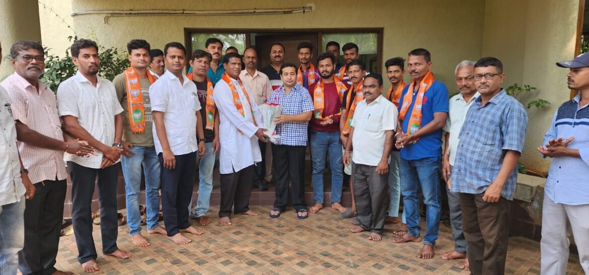 उद्धव ठाकरे गटाला धक्क्यावर धक्के ; ओसरगाव मधील शिवसेना पक्षातील तंटामुक्ती अध्यक्ष, माजी चेअरमन, उपसरपंच व कार्यकर्ते यांचा भाजपा पक्षात प्रवेश