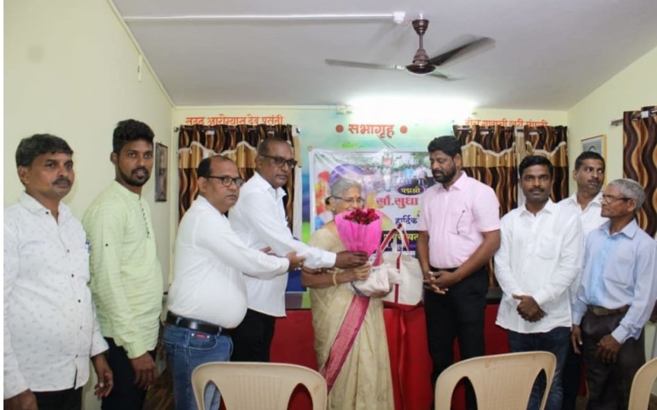 प्रख्यात लेखिका पद्मश्री सुधा मूर्ती यांची बापार्डे ग्रामपंचायतीला भेट