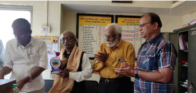 सिंधु रक्तमित्र प्रतिष्ठानच्या अध्यक्ष प्रकाश तेंडोलकरांचा ज्येष्ठ नागरीकांनी केला सत्कार