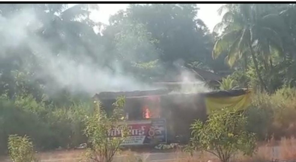 गॅसचा भडका उडून स्टॉलमधील साहित्य बेचिराख