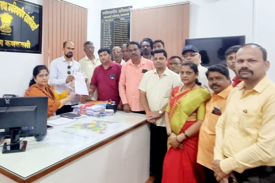 हळवल फाटा येथील उड्डानपूल संपतो तिथे धोकादायक वळणावर बोर्ड लावावेत