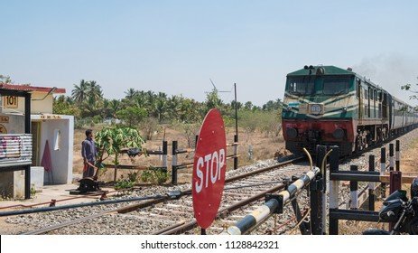 कणकवलीत रेल्वे फटकातील धक्कादायक घटना