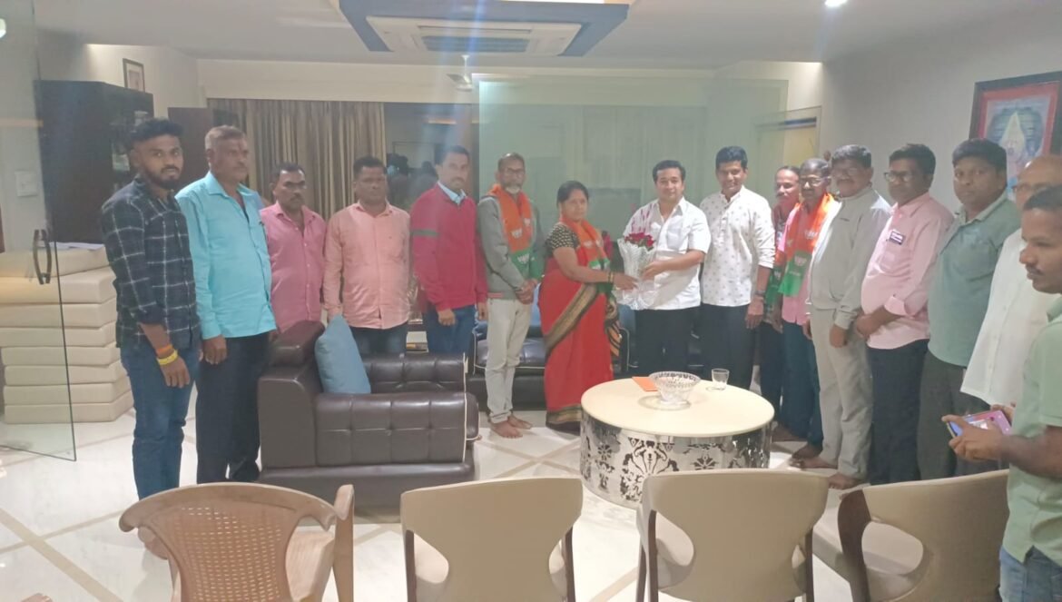 देवगड तालुक्यातील आरे गावातील उद्धव बाळासाहेब ठाकरे शिवसेना यांच्या पक्षातील कार्यकर्त्यांचा भाजपात प्रवेश