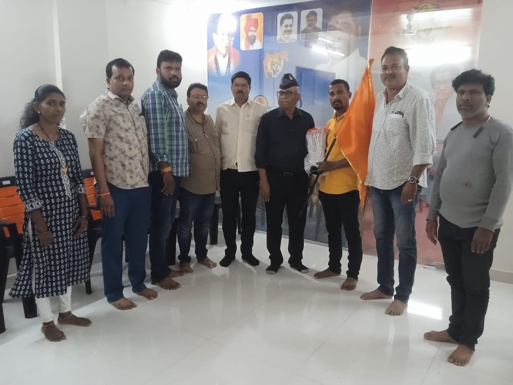 सांगवे ग्रामपंचायत निवडणुकीचे उमेदवार बाळासाहेबांच्या शिवसेनेत