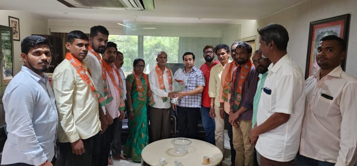 उद्धव ठाकरे गटाला धक्क्यावर धक्के सुरूच ; कणकवली मधील हरकुळ खुर्द शिवसेना पक्षातील हरकुळ खुर्द सोसायटी चेअरमन, व्हाईस चेअरमन, शिवसेना माजी विभाग प्रमुख व कार्यकर्ते यांचा भाजपा पक्षात प्रवेश