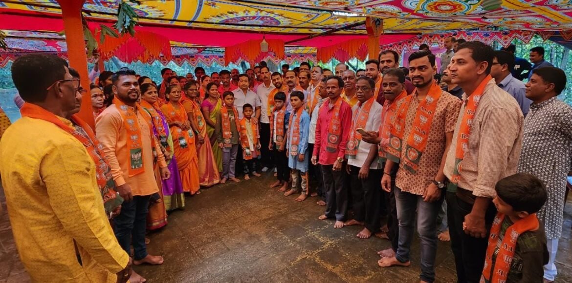 कोकीसरे बांबरवाडी येथील शिवसेना उद्धव ठाकरे गटातील संपूर्ण वाडीच्या १७० कार्यकर्त्यांचा आमदार नितेश राणे यांच्या उपस्थितीत भाजपा पक्षात प्रवेश