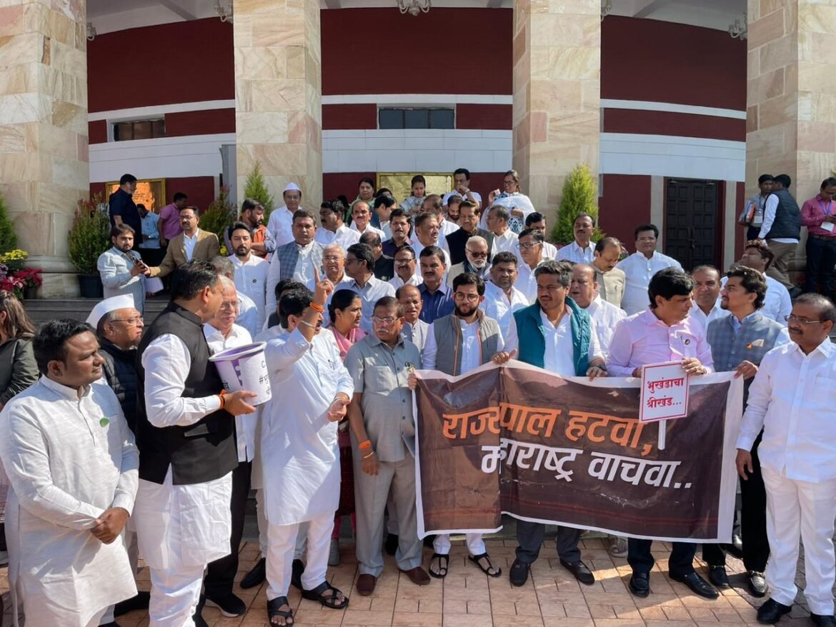 महापुरुषांच्या अवमान प्रकरणी नागपूर येथे महाविकास आघाडीच्या आमदारांचे तीव्र आंदोलन