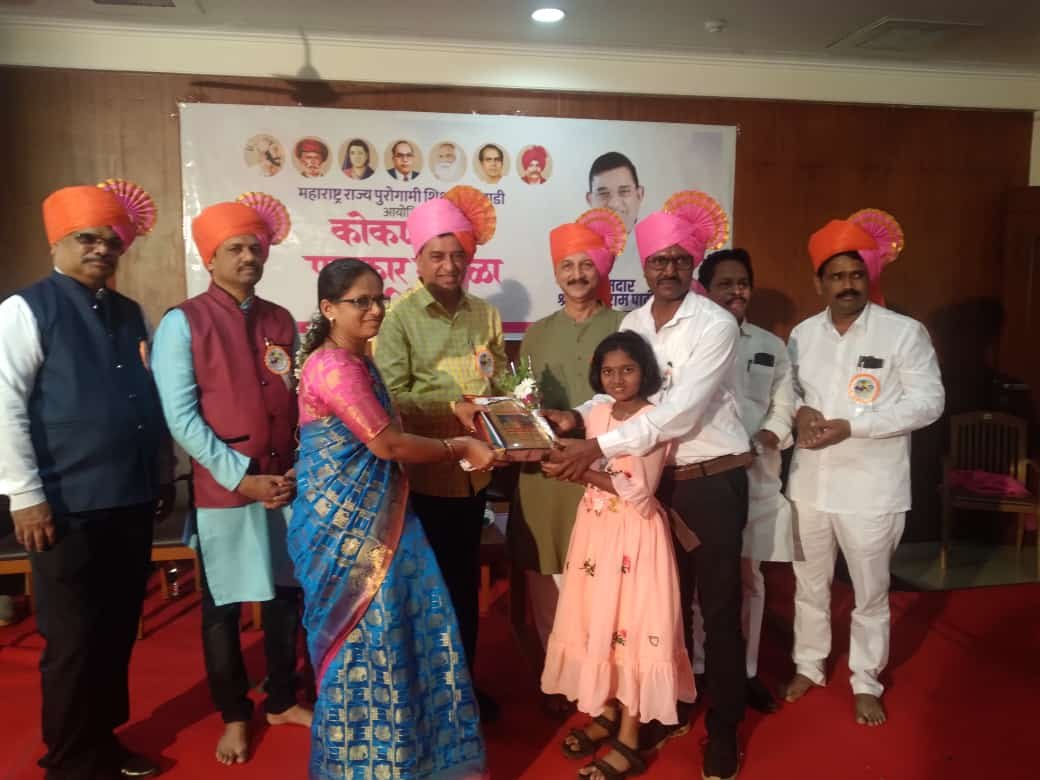 कळसुली इंग्लिश स्कूलचे लिपिक श्रीकांत कावले यांना कोकनरत्न पुरस्कार