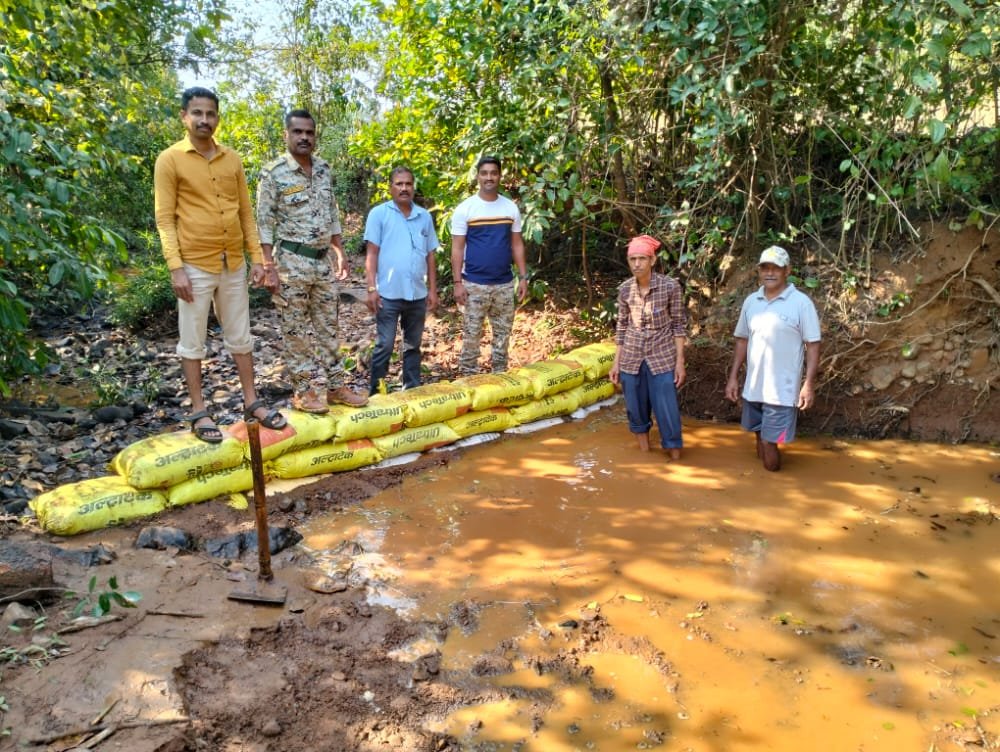 कळसुलीत वनविभागाच्या वतीने वनराई बंधारा घालण्यात आला