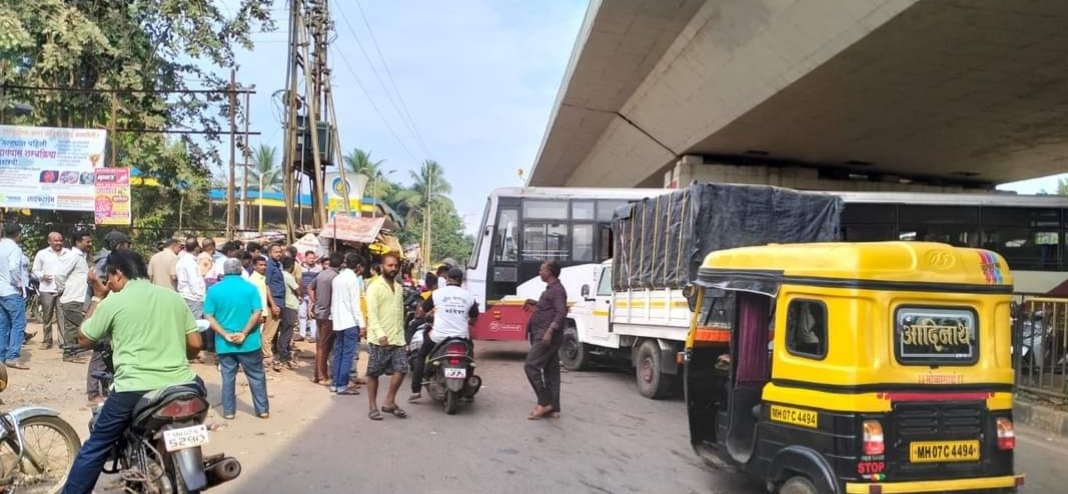 कणकवली बस स्थानकासमोर एसटी आणि टेम्पो ची धडक