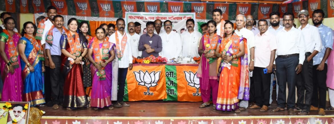 वेंगुर्ले तालुक्यातील आसोली ग्रामपंचायतीच्या पाच बिनविरोध निवडून आलेल्या ग्रामपंचायत सदस्यांचा भाजपा मध्ये प्रवेश