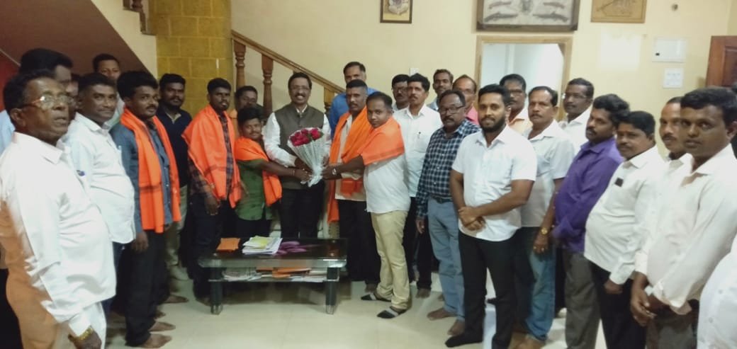 असलदे गावातील युवकांचा शिवसेना उद्धव बाळासाहेब ठाकरे पक्षात प्रवेश