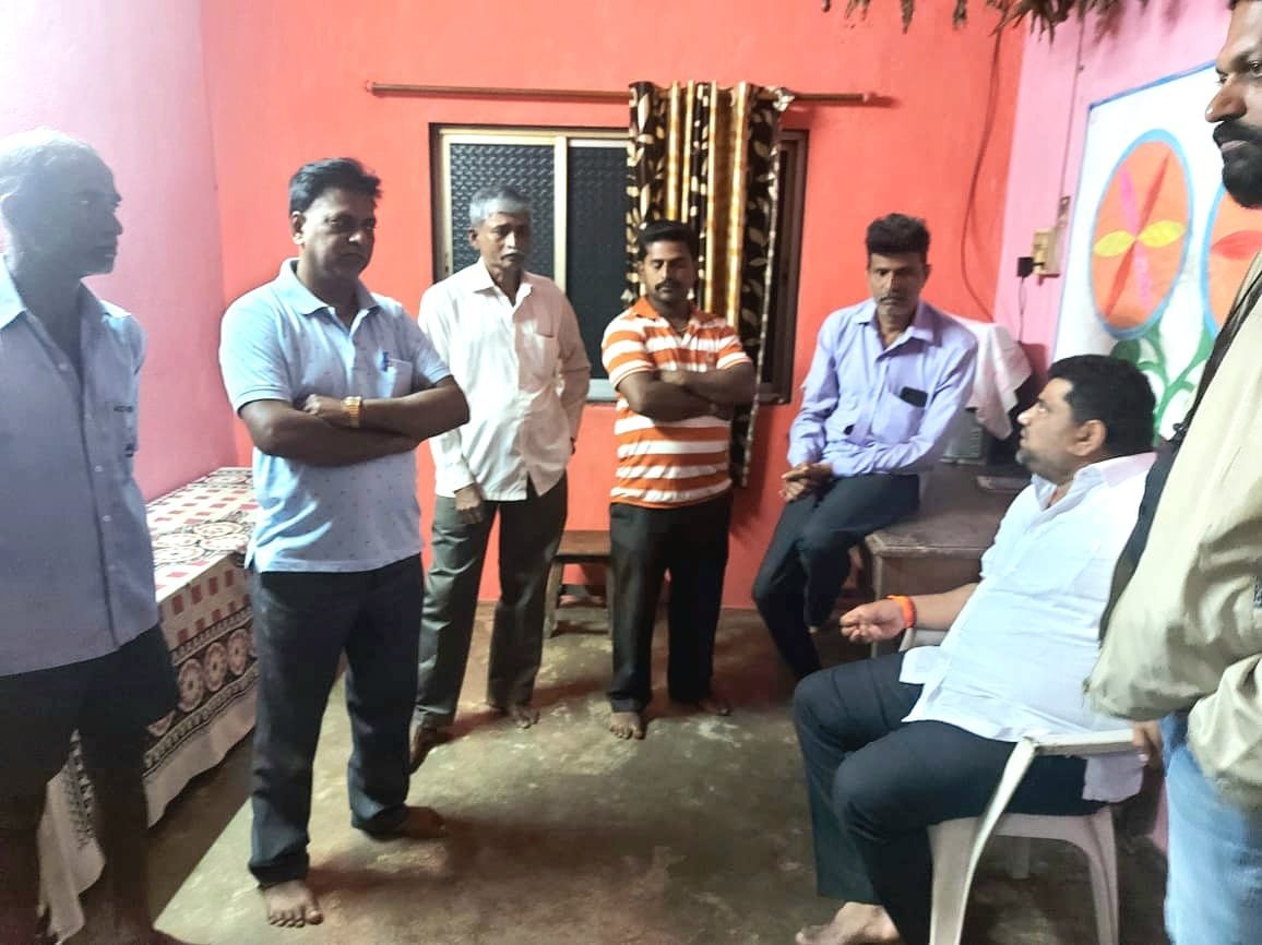 कुडाळ तालुक्यातील शोकाकुल कुटूंबियांचे आ. वैभव नाईक यांनी केले सांत्वन