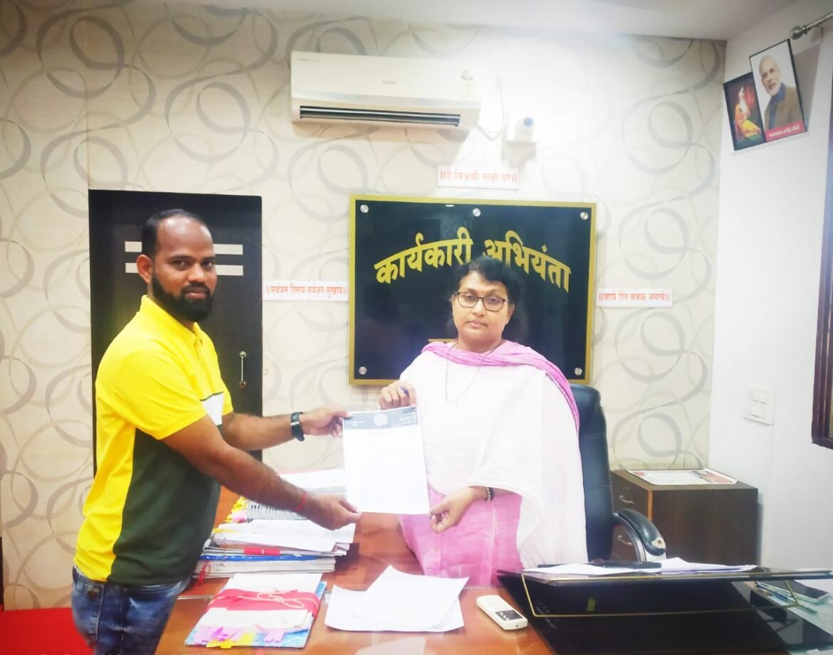 महाराष्ट्र नवनिर्माण सेनेचे सावंतवाडी माजी तालुकाध्यक्ष तथा निगुडे गावचे माजी उपसरपंच यांनी घेतली शेरले निगुडे सोनुर्ली रस्त्या संदर्भात सार्वजनिक बांधकाम विभाग कार्यकारी अभियंता श्रीमती अनामिका जाधव यांची भेट