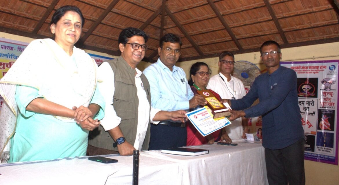व्यसनमुक्तीसाठी जनजागृतीचे माध्यम म्हणून काव्य प्रभावी भूमिका निभावेल