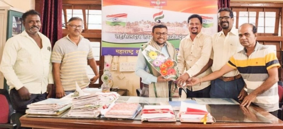 मनसेच्या वतीने मालवण तहसीलदार श्रीधर पाटील यांचा धाडसी कार्यपद्धतीबद्दल सत्कार