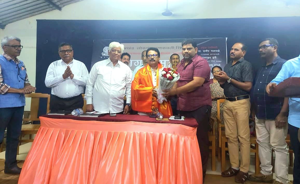 साहित्य अकादमीचा राष्ट्रीय पुरस्कार प्राप्त झालेले साहित्यिक प्रा. प्रवीण बांदेकर यांचा आ. वैभव नाईक यांनी केला सत्कार