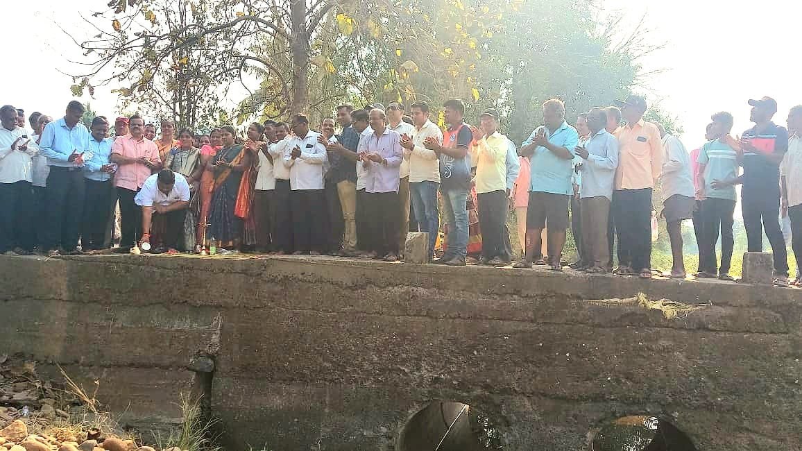 नाबार्ड अंतर्गत ३ कोटी ३४ लाख रु.मंजूर केलेल्या उपवडे येथील पुलाच्या कामाचे आ. वैभव नाईक यांच्या हस्ते भूमिपूजन