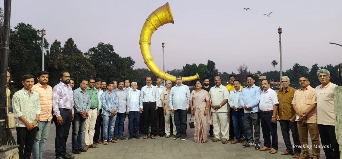 खोटा पक्षप्रवेश दाखवून रूपेश राऊळांनी आपली पाठ थोपटून घेतली.