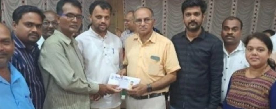 शिरोड्यातील नुकसानग्रस्त व्यापाऱ्यांना विशाल सेवा फाउंडेशन मार्फत पन्नास हजारांची मदत