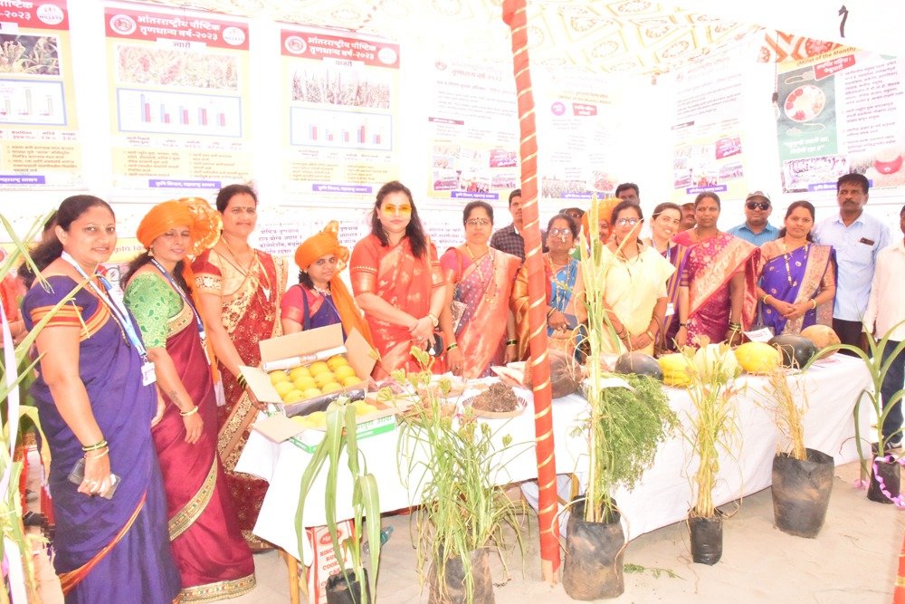 मालवण समुद्र किनारी महिलांनी उत्पादित केलेल्या वस्तूंचे भव्य प्रदर्शन आणि विक्रीचा शुभारंभ