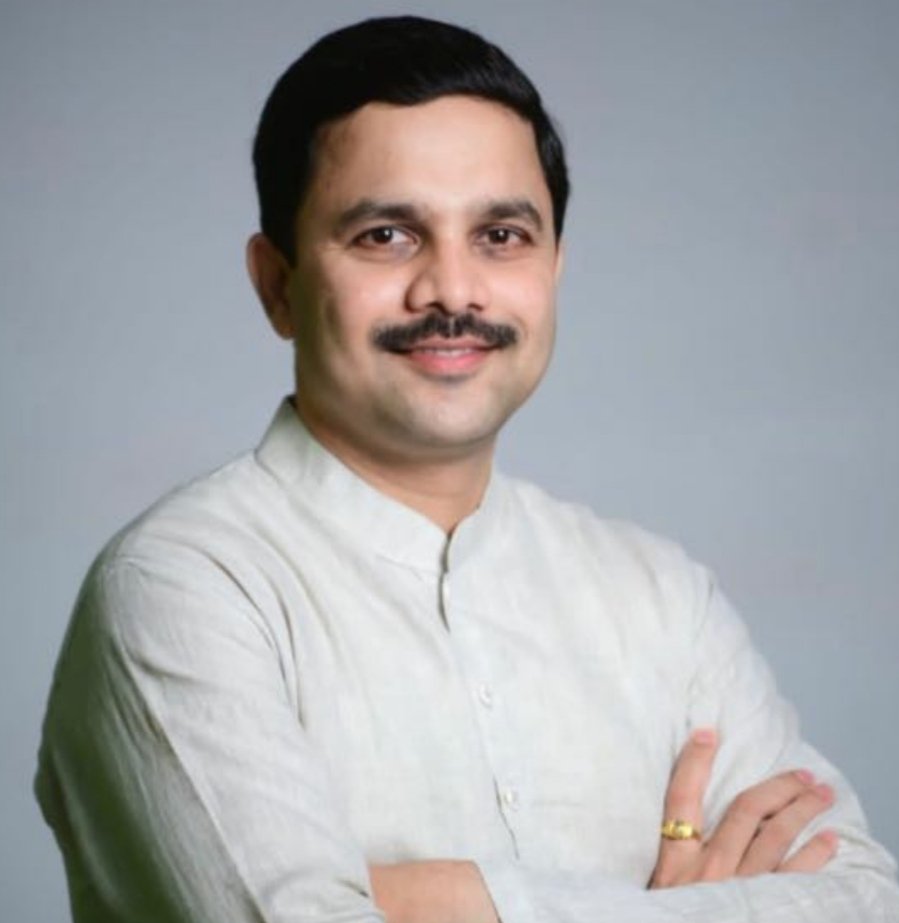 विकास संस्था गावच्या विकासाचे केंद्र बनावे ;मनीष दळवी