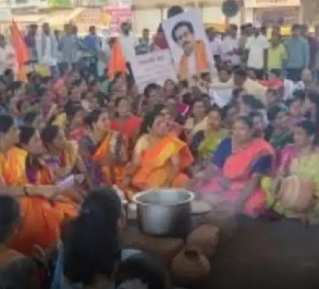 ठाकरे गटाच्या शिवसेना महिला आघाडीच्या वतीने महागाईवर लक्ष वेधण्यासाठी अनोखे आंदोलन
