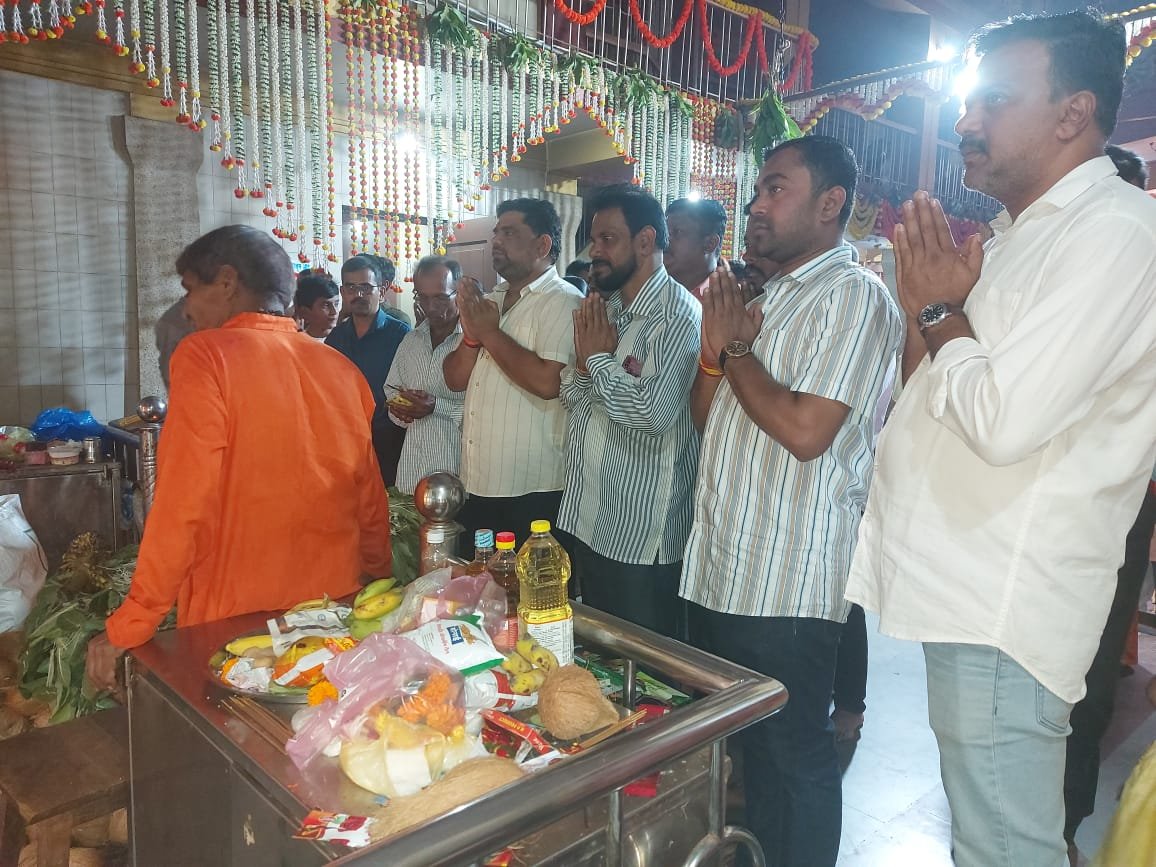 श्री हनुमान जयंतीनिमित्त आ.वैभव नाईक यांनी कणकवली व कुडाळ तालुक्यातील हनुमान मंदिरांमध्ये घेतले दर्शन
