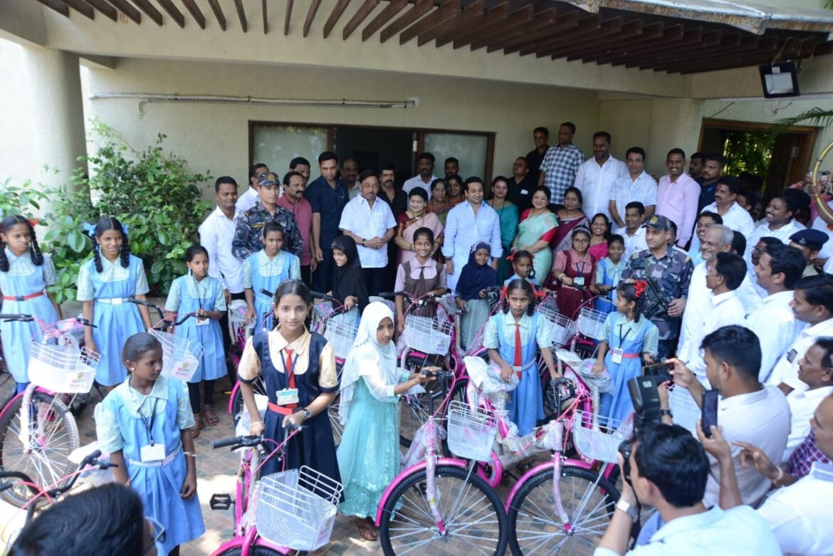 केद्रीय मंत्री नारायण राणे यांच्या वाढदिसानिमित्त ११० शाळकरी मुलींना मोफत सायकल वाटप