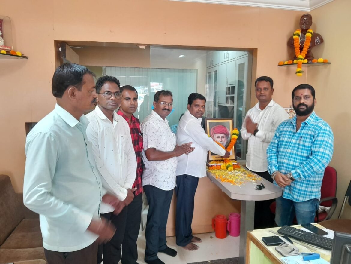 कणकवलीत भाजपकडून क्रांतीसुर्य महात्मा फुले जयंतीनिमित्त त्यांच्या प्रतिमेला पुष्पहार घालून अभिवादन केले