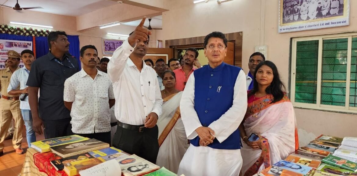 बाबासाहेबांच्या चित्र प्रदर्शनाचे मंत्री दीपक केसरकारांकडून कौतुक