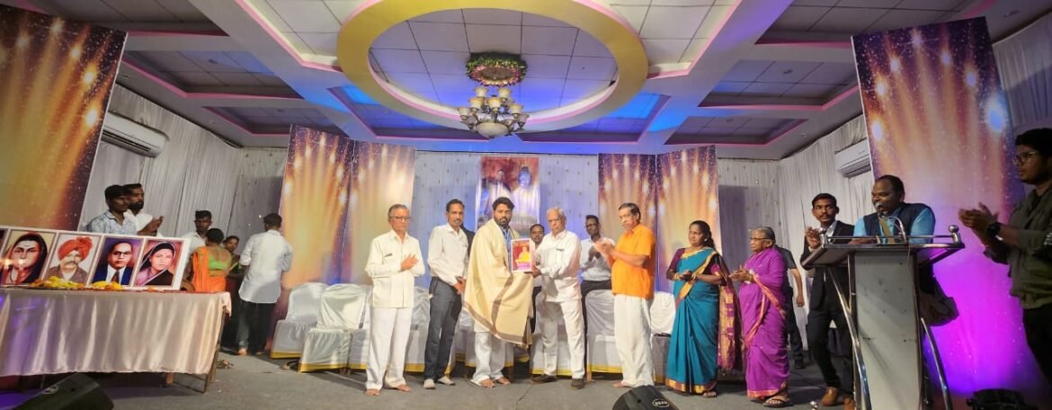 कुडाळ आंबेडकर नगर येथील डॉ.बाबासाहेब आंबेडकर यांच्या पुतळ्याला पुष्पहार अर्पण करून विशाल परब यांनी केले अभिवादन