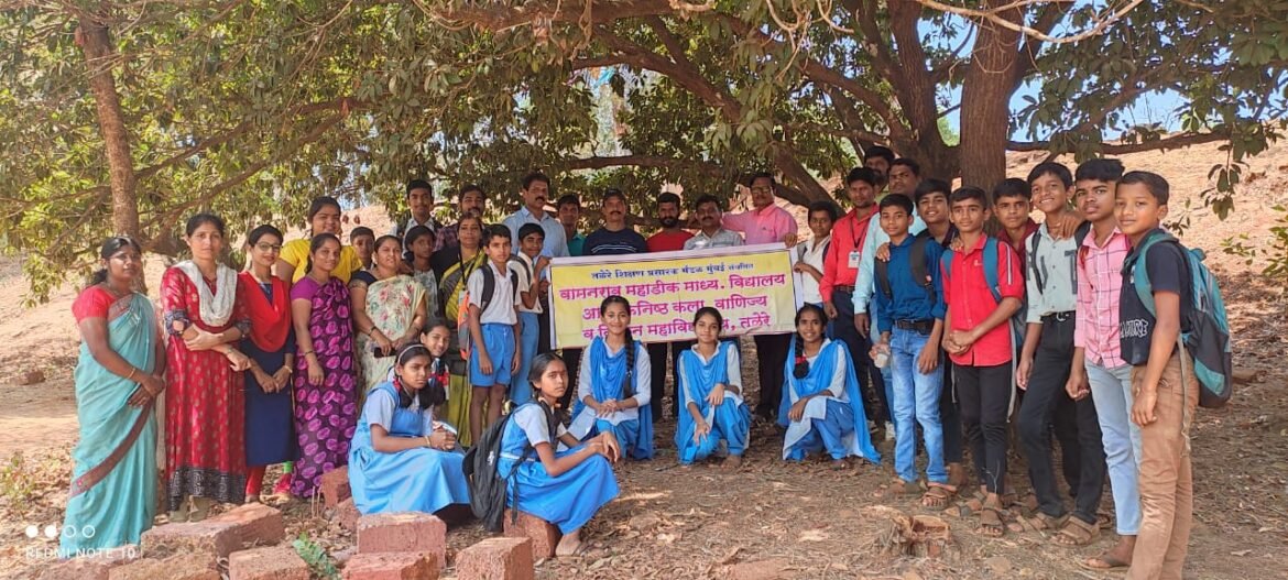 वामनराव महाडिक माध्यमिक विद्यालय तळेरेच्या परिसरातील झाडावरती पक्षांसाठी दानापाण्याची सोय