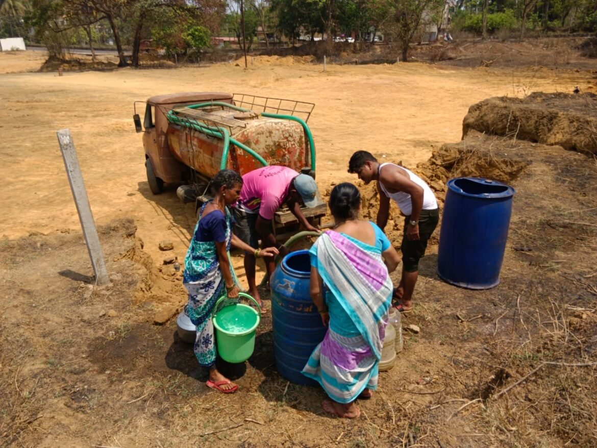 *नाथ पै. नगर, बिजली नगर येथील रहिवाश्यांना नगरसेवक सुशांत नाईक, योगेश मुंज यांनी टँकरद्वारे केला पाणीपुरवठा*