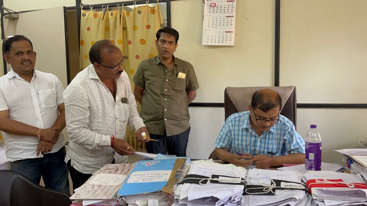 कणकवली शहर विकास आराखडा सादरीकरणासाठी शिवसेनेचे अनोखे आंदोलन
