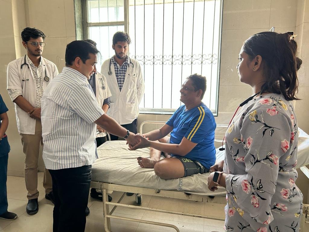 आमदार नितेश राणे यांनी एमजीएम रुग्णालयात भेट देऊन श्री सदस्यांची केली विचारपूस