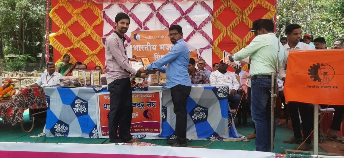 पत्रकार व पत्र संग्राहक निकेत पावसकर यांना दिपगौरव पुरस्काराने संन्मानित करण्यात आले