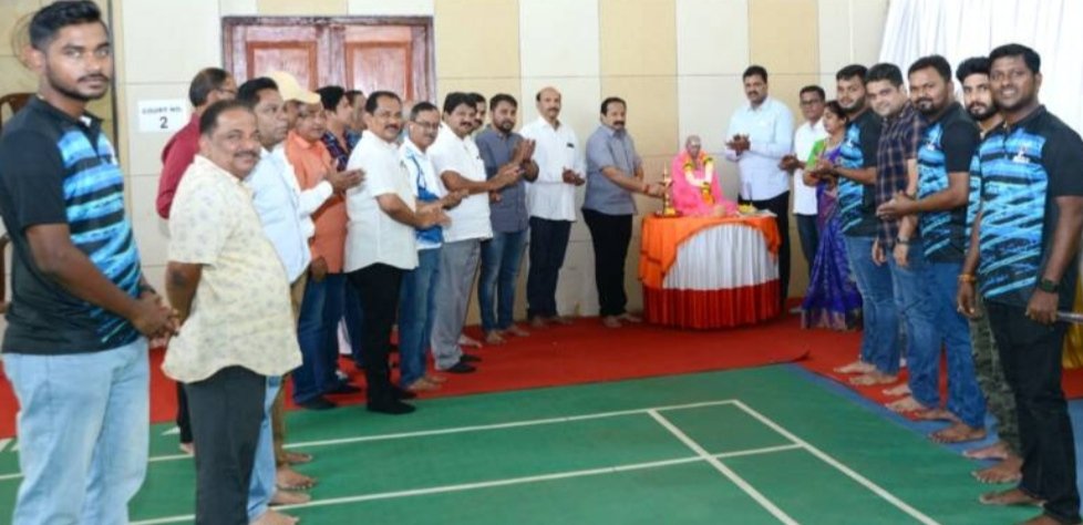 नगराध्यक्ष समीर नलावडे यांच्या हस्ते स्पोर्टस कॉम्प्लेक्स येथे बॅडमिंटन स्पर्धेचे उद्घाटन