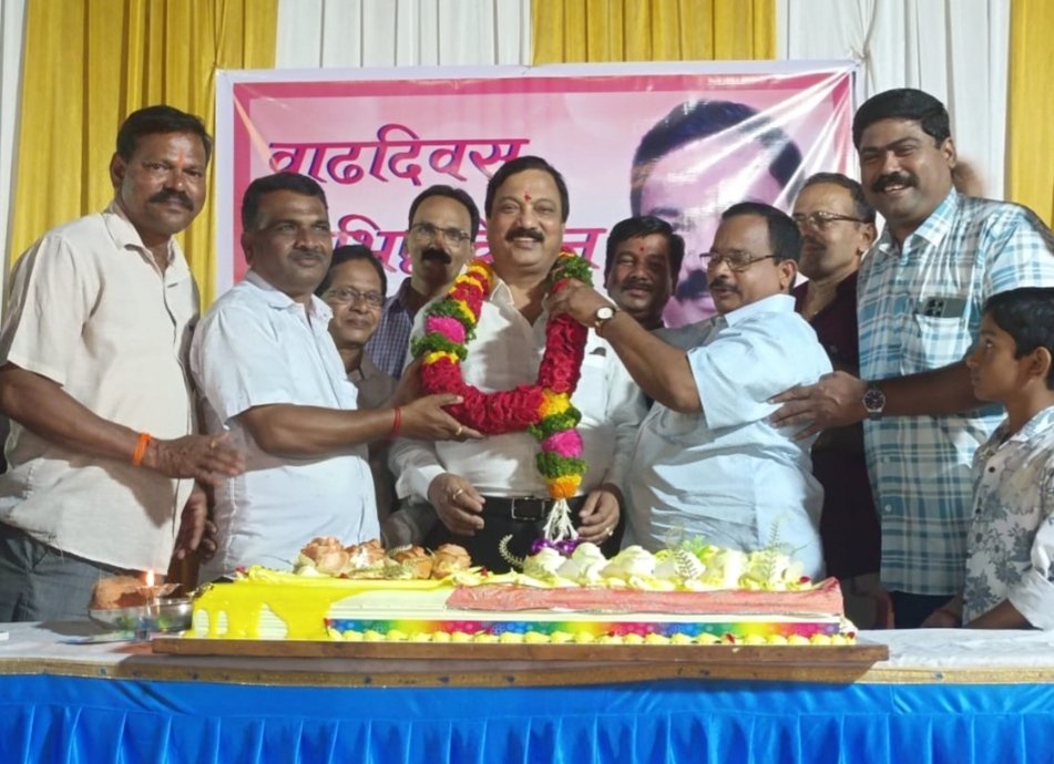 कणकवलीत माजी आ. परशुराम उपरकर यांना शुभेच्छा देण्यासाठी कार्यकर्ते व मित्रपरिवार उपस्थित