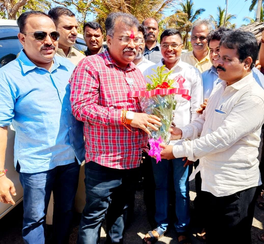 सार्वजनिक बांधकाम मंत्री तथा सिंधुदुर्ग जिल्ह्याचे पालकमंत्र श्री. रविंद्र चव्हाण यांची भोगवे गावास भेट