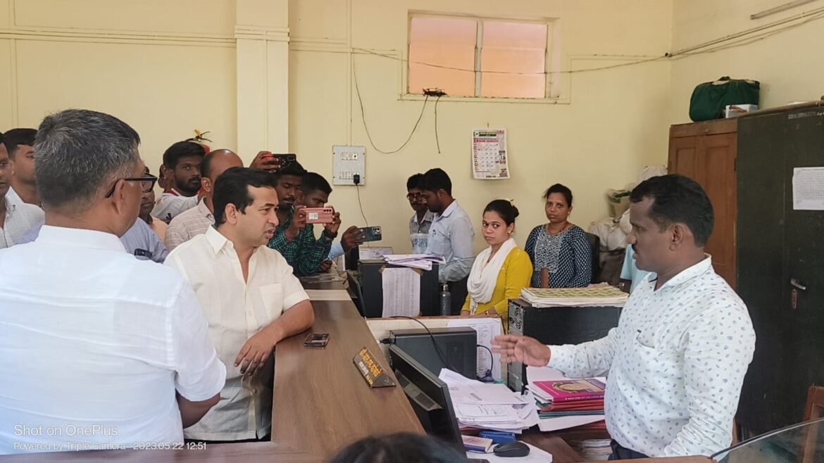 आमदार नितेश राणे यांनी तहसीलदार कार्यालयातील कर्मचाऱ्यांच्या कामाचा केला स्पॉट पंचनामा