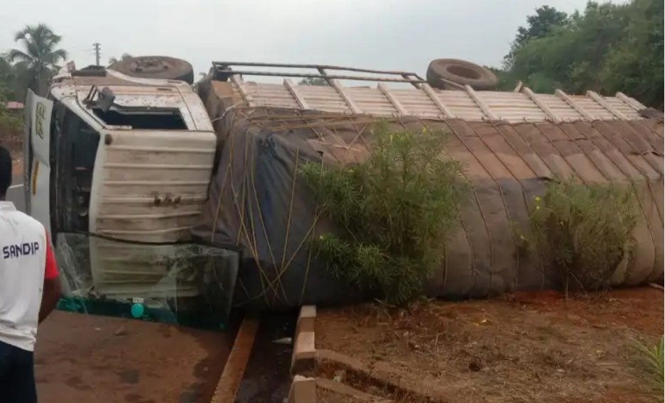 महामार्गावर कंटेनर पलटी होत अपघात ; सुदैवाने कंटेनर चालक बचावला.
