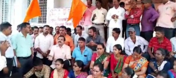 वेंगुर्लेतील शून्य शिक्षकी शाळांना कायमस्वरूपी शिक्षक द्या ठाकरे शिवसेना आक्रमक