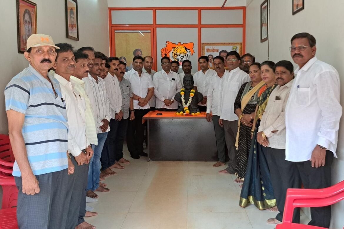 राज्याभिषेक सोहळ्यानिमित्त कणकवली शिवसेना मध्यवर्ती कार्यालयात छ. शिवाजी महाराजांच्या पुतळ्यास पुष्पहार अर्पण