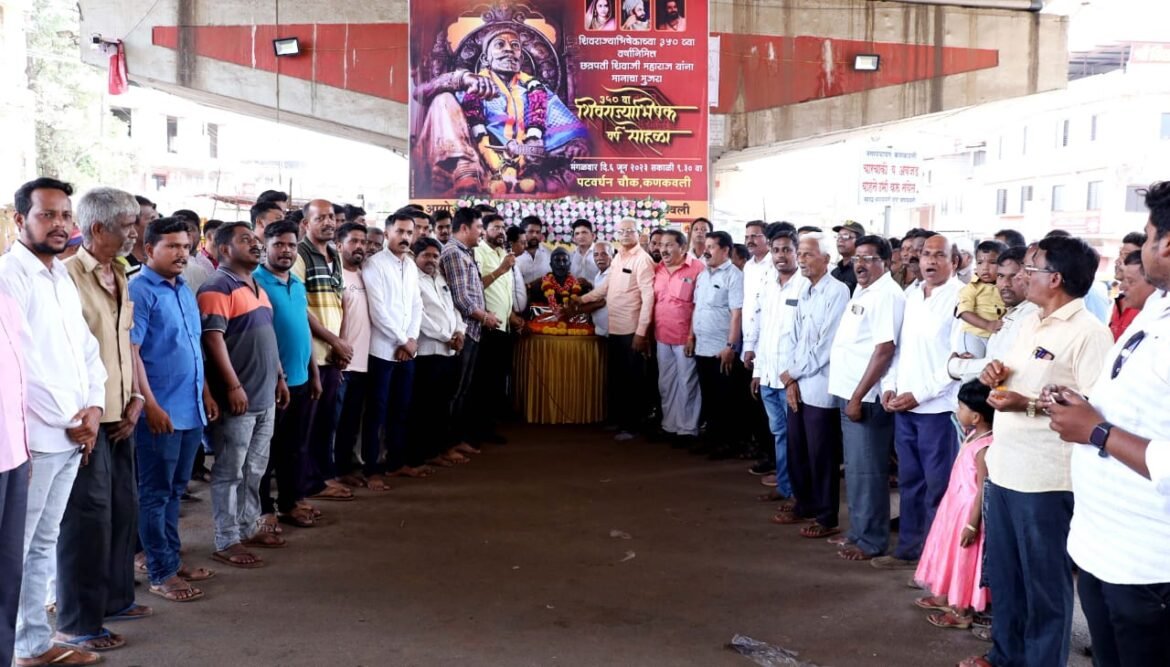 कणकवलीत राज्याभिषेक सोहळ्यानिमित्त छ. शिवाजी महाराजांच्या पुतळ्यास पुष्पहार अर्पण