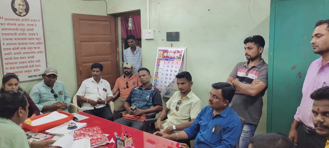 हळवल ग्रामस्थांनी महावितरण उपकार्यकारी अभियंत्यांची भेट घेत पावसाळ्याच्या पार्श्वभूमीवर विविध समस्यांबाबत चर्चा
