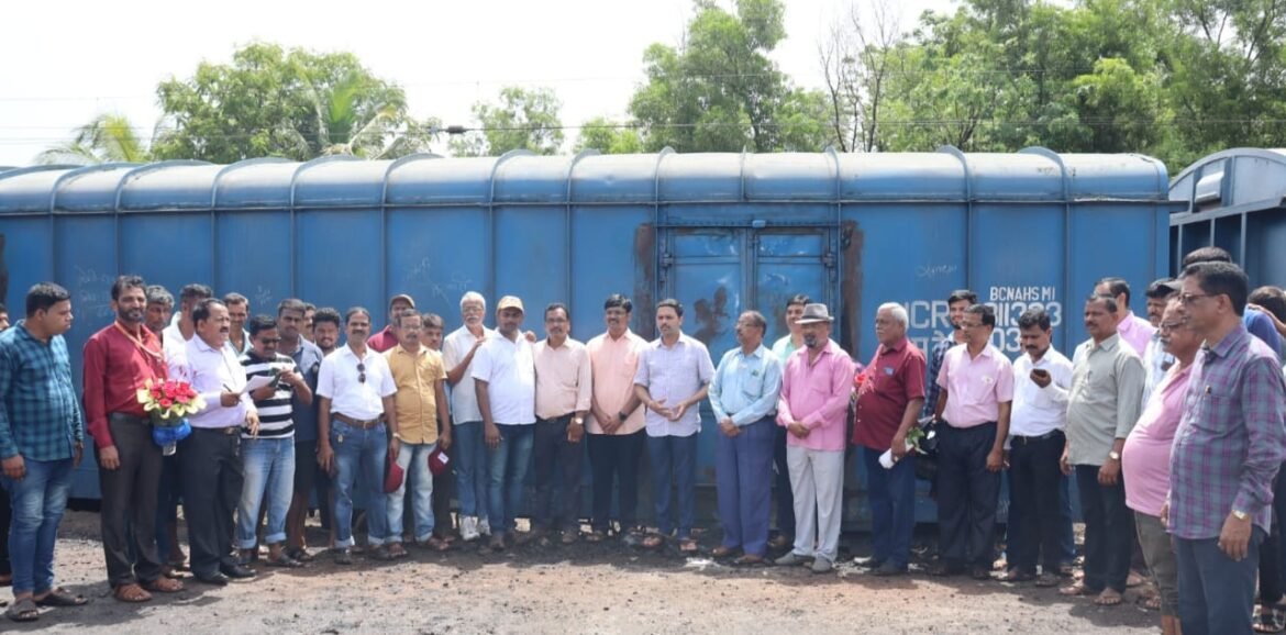 रेल्वेने १५१२ मॅट्रिक टन खत झाराप रेक पॉईंटला!अखेर मनिष दळवी यांच्या प्रयत्नांना यश