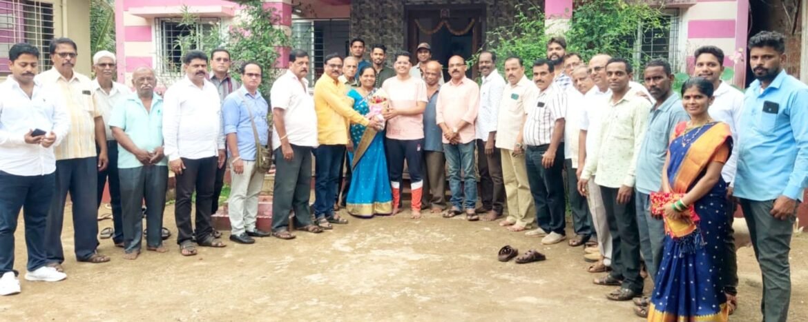 यु.पी.एस.सी.परिक्षेत देशात ७६ वा येऊन दाभोली गावाबरोबर वेंगुर्ले तालुक्याचे नाव रोशन केल्याबद्दल कु.वसंत दाभोलकर चा भाजपाच्या वतीने सत्कार*