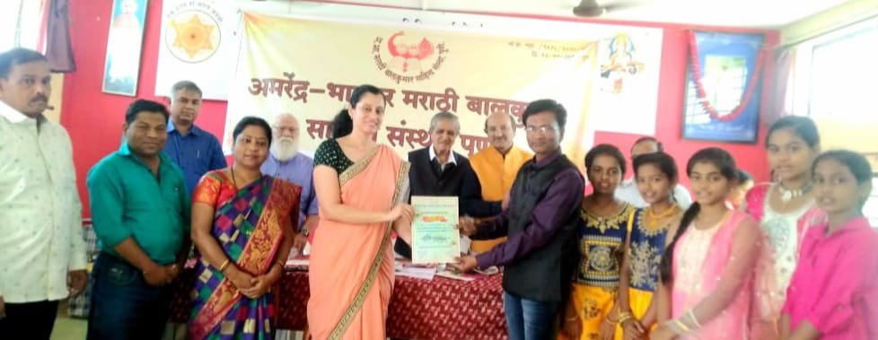 पुणे येथे अमरेंद्र भास्कर बाल काव्यपुरस्कार स्वीकारताना संदीप कदम, रामदास आंबेलकर दिप्ती जाधव, विजय मेस्त्री, दाजी चव्हाण आणि विद्यार्थी